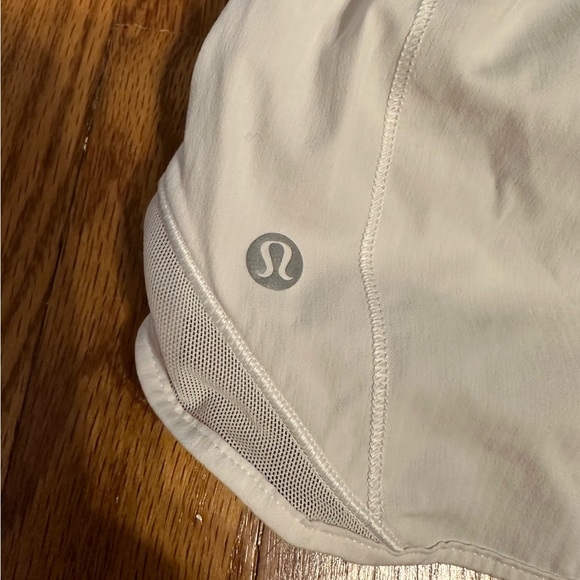 COPY - LULULEMON size 6 hotty hots shorts 2.5” white - Picture 3 of 5